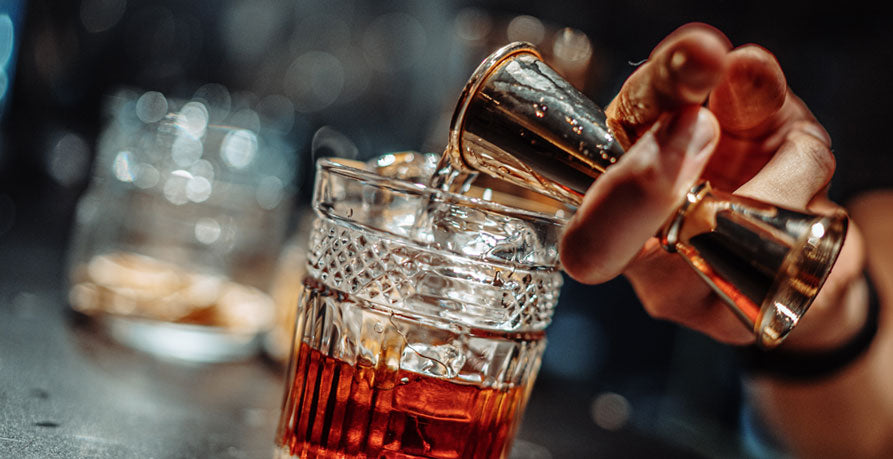 bar-jig-pouring-on-glass